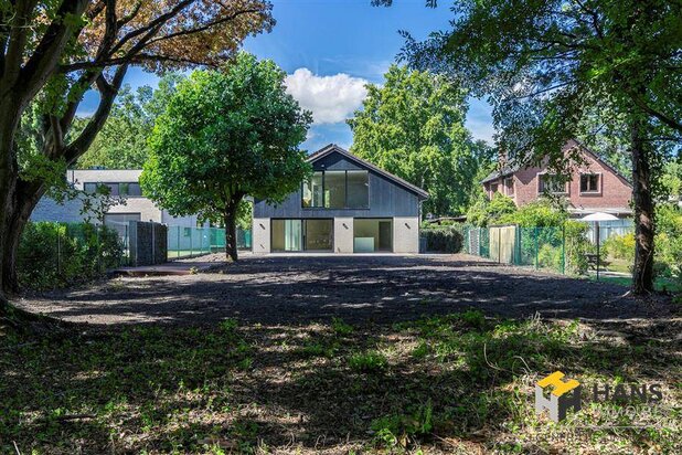 Gerenoveerde woning (273m²) op een oost-georiënteerd perceel van 1550 m² in Kapellen.
