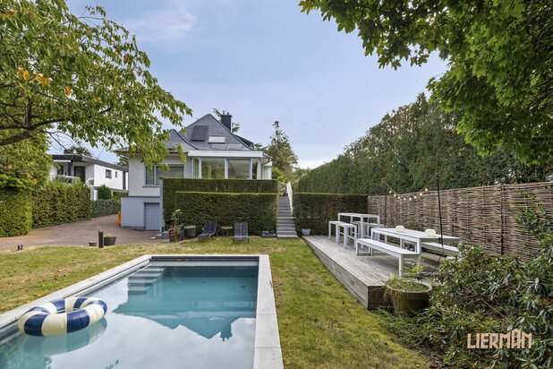 Luxe gezinswoning met 4 slaapkamers, zwembad en prachtig zicht op bos
