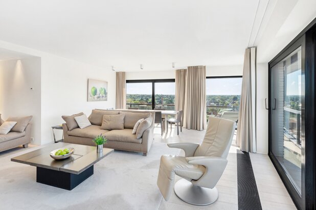 Hoekappartement met panoramische zichten in hartje Zoute