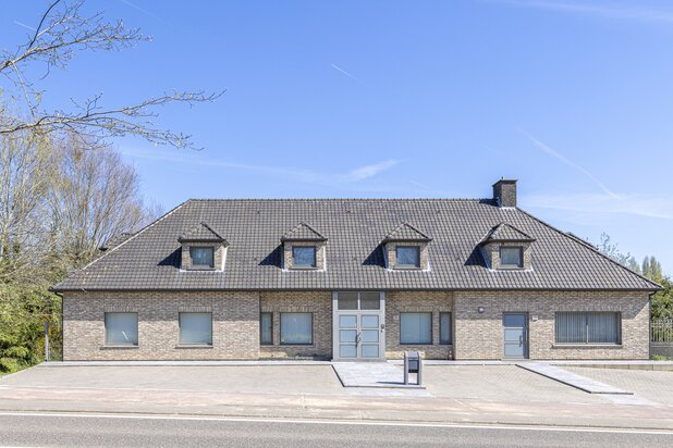 Villa met kantoor en atelier te Meise.