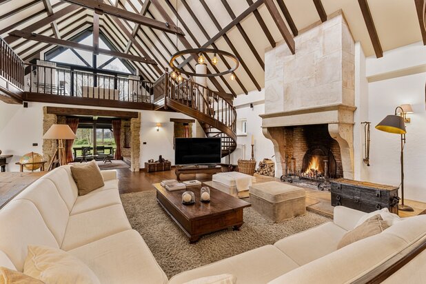 Riant landhuis met bijgebouwen op een perceel van 12 hectare