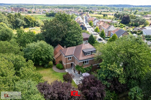 Authentic manor house surrounded by a beautiful garden near Brussels