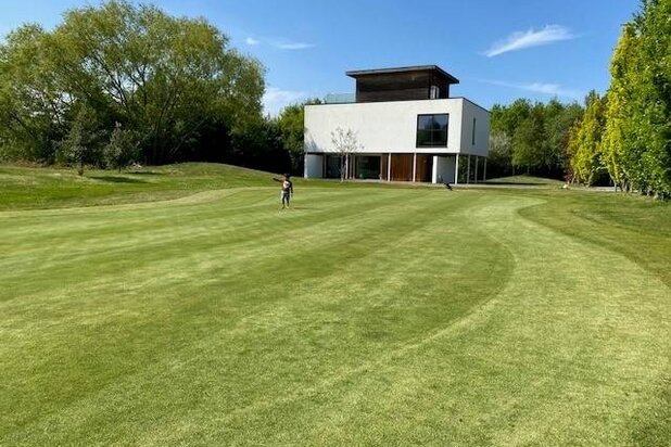 Gemeubelde villa op het golfterrein