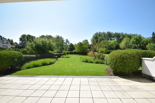Zonovergoten tuin appartement met groot terras en prachtige tuin gelegen in het exclusieve domein Tennis Gardens.
