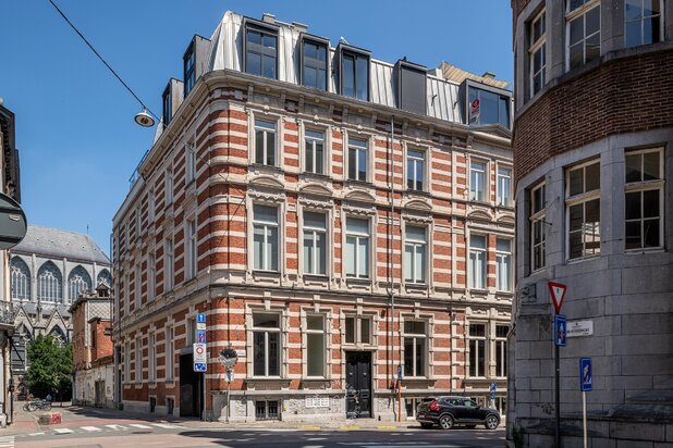 Royaal stadsappartement met buitenruimte in historisch herenhuis