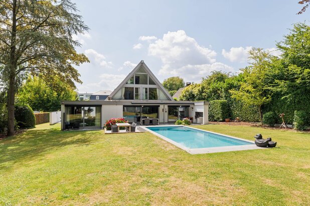 Architecturale villa met zwembad op de Blakmeers