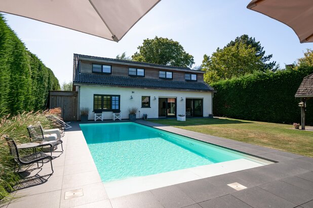 Ruime gezinswoning met zwembad.