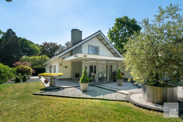 Villa met binnenzwembad gelegen in een geliefde villawijk op een perceel van 1.827m²