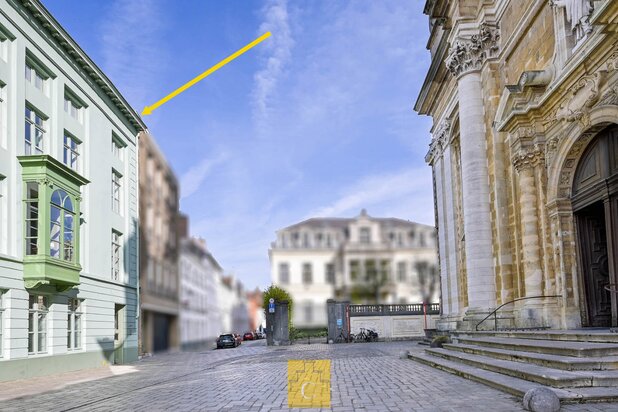 Herenwoning op idyllisch plein aan de Sint-Walburgakerk