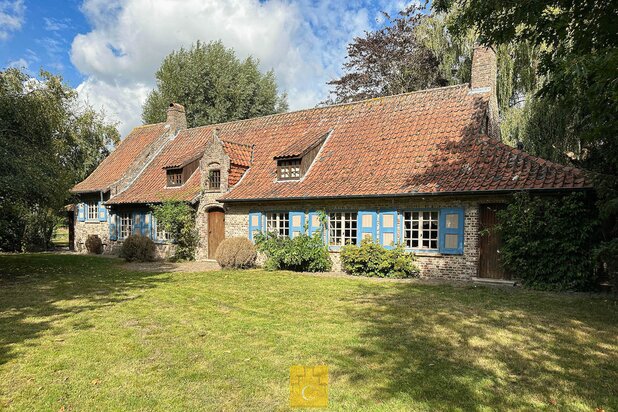 sfeervol landhuis met schuur, garage, zwemvijver en poolhouse, 3 paardenstallen, akkerland en weiland. Idyllische locatie te Torhout (Sint-Henricus), 2,55 ha