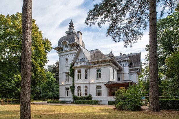 Prachtige directeurswoning met parktuin van 1,57 ha!