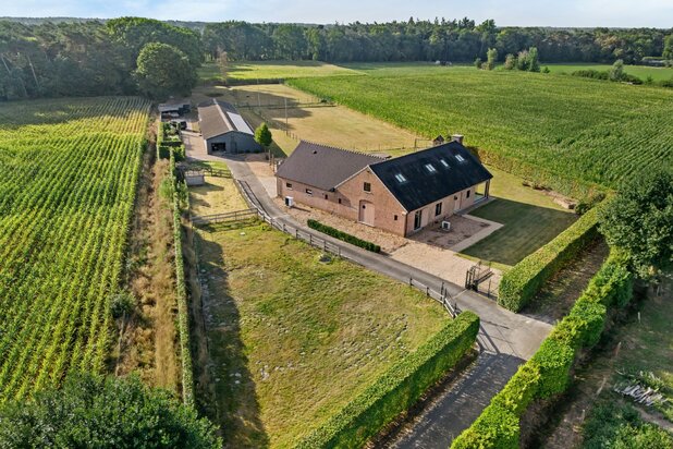 Moderne villa op ca 1ha met bijgebouw van 400m²