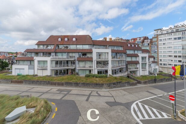 Discrete verkoop: appartement gelegen in residentie Long Beach, met spectaculair frontaal zeezicht en verlengde van kustlijn richting Rubensplein.