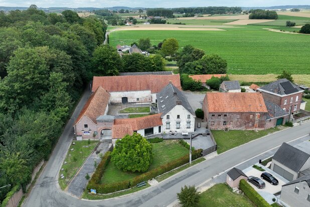 Vierkantshoeve met Schuur en Dubbele Bewoning