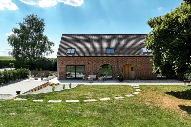 Gerenoveerde hoeve van 300 m² op een perceel van 3.800 m²