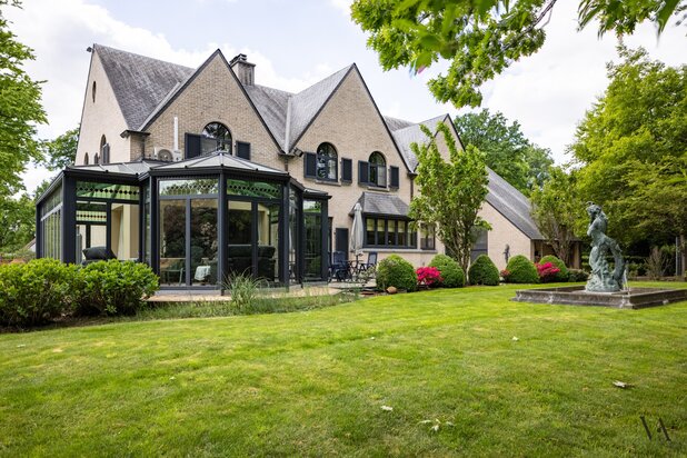 Zeer ruime klassieke villa op prachtig perceel in Hoog-Linden