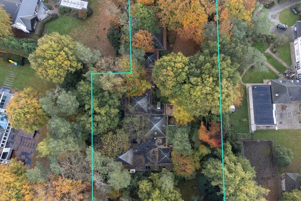 Verscholen in de natuur, in 1 van de mooiste lanen van Vriesdonk, rustig en residentieel: Architectenwoning op ca. 5.710 m². 