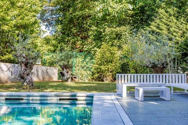 Une villa meublée avec jardin et piscine
