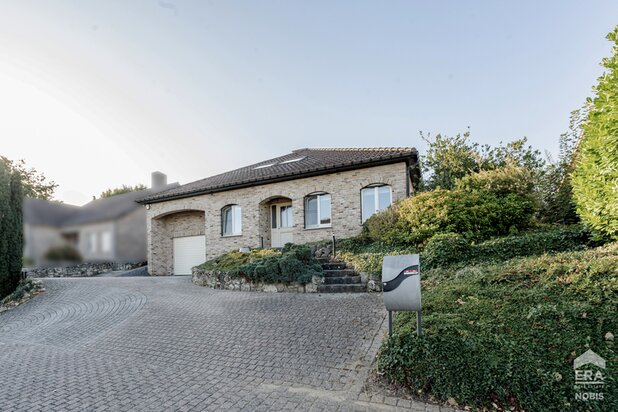 Ruime gezinswoning met uniek zicht en zwembad in Schaffen