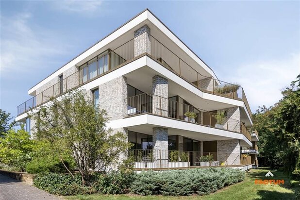 Hoogwaardig afgewerkt gelijkvloers park appartement