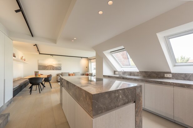 Appartement en duplex luxueux et prêt à emménager avec terrasses ensoleillées au Zoute...