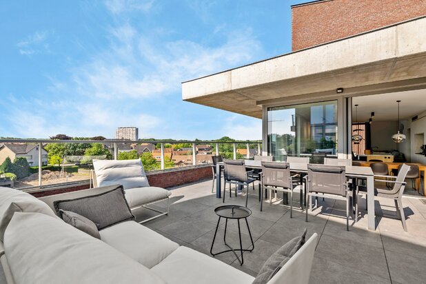 Instapklaar luxe duplex-appartement- penthouse met +-93m² terras en +-191m² woonbeleving gelegen in Genk centrum.