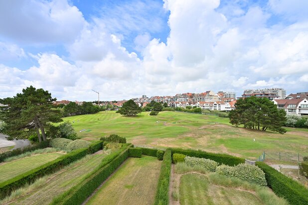 Uitzonderlijk hoekappartement van 188m² met open zicht op de Approach Golf in hartje Zoute.