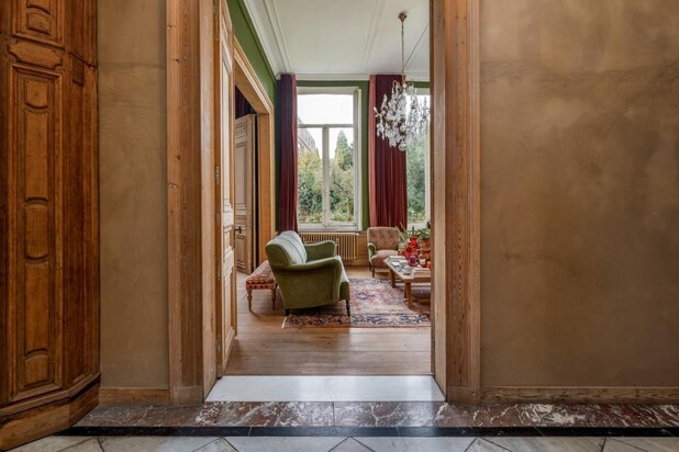 Monumentaal herenhuis met koetshuis en uitzonderlijke grandeur