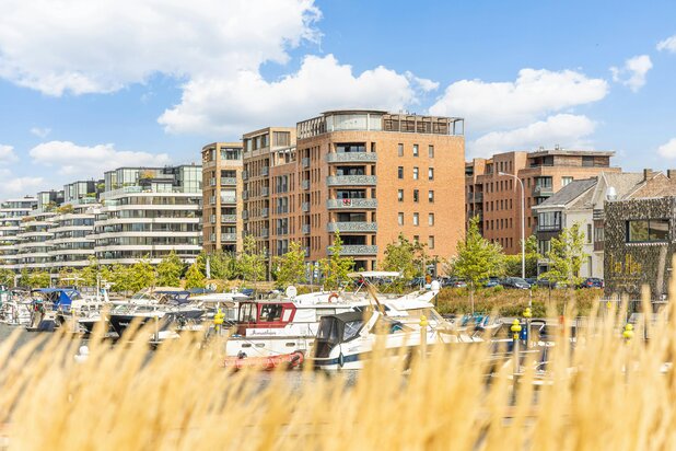 Exclusief hoekappartement aan het water met ruim zonneterras