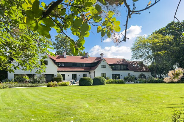 ELEGANTE PROPRIETE SUR UN TERRAIN DE PRES DE 2 HA