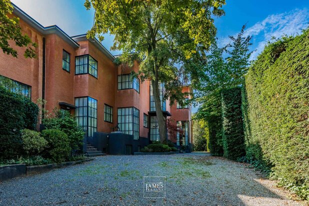 Propriété Moderniste avec piscine intérieure et grand jardin