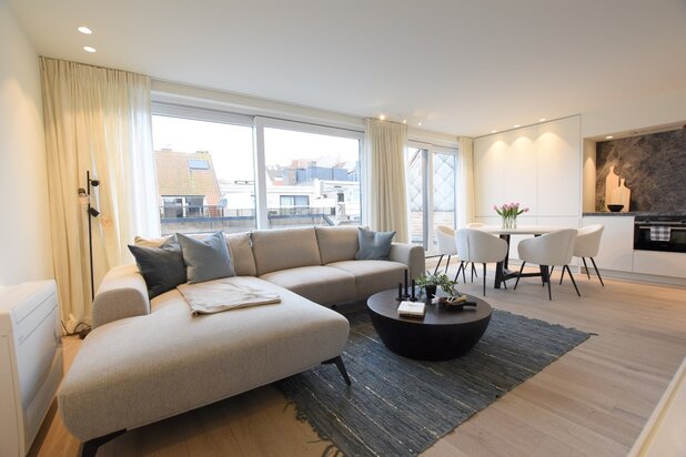 Schitterend gerenoveerd penthouse met 2 slaapkamers, een zonneterras en een prachtig zijdelings uitzicht op de zee.
