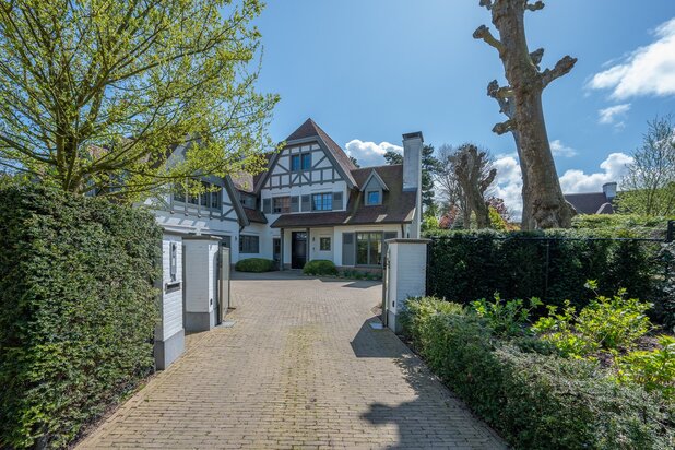 Prachtige villa met zwembad rustig gelegen in een paadje in hartje Zoute.