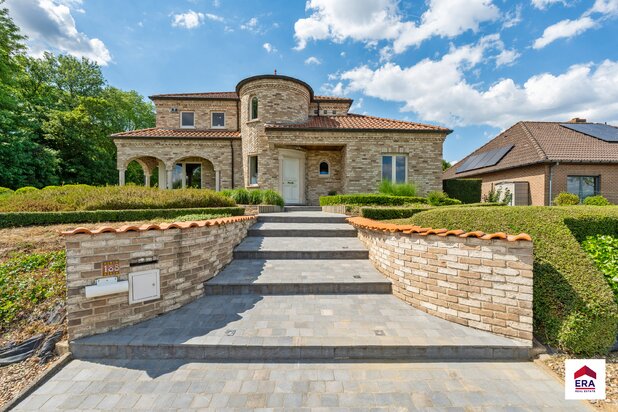 Villa espagnole avec double garage et grand jardin