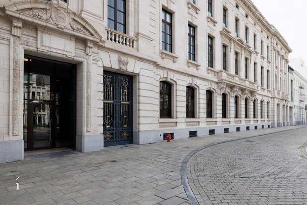 Volumineus appartement met riant terras langs de Leie aan de Kouter