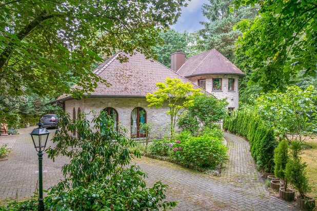 Woning met bijgebouw op groen domein van 3.905 m2
