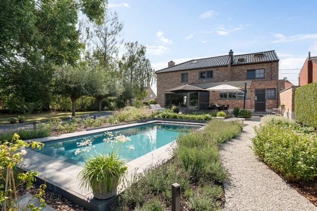 Karaktervolle woning met praktijkruimte op unieke ligging