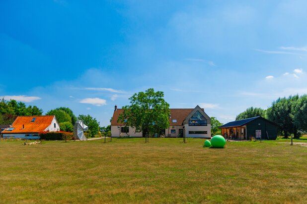 Uniek landgoed met stallen, schuur en apart gastenverblijf