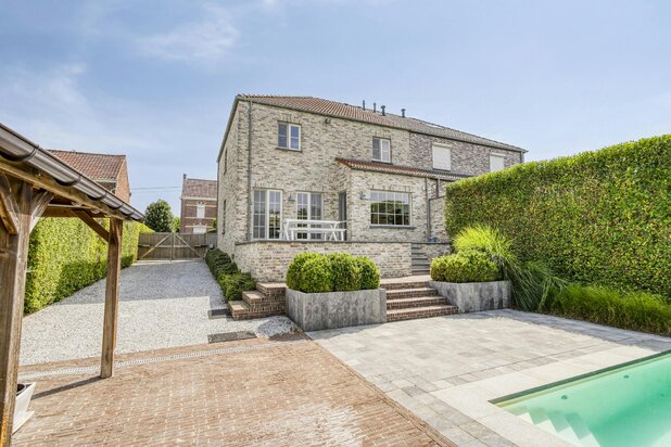 Instapklare woning met 4 kamers en zwembad in Michelbeke (Brakel)