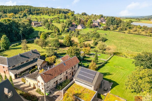 Indrukwekkend en uiterst charmant vakwerk landhuis, Veurs 31 te Sint-Martens-Voeren hartje Voerstreek.