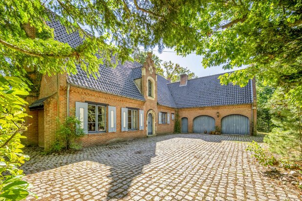 Spacious villa with 7 bedrooms located in the green on 13 acres