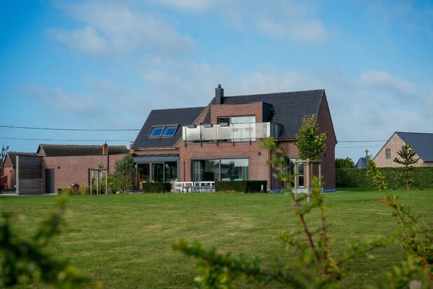 Imposante villa gebouwd in 2019 met vrij uitzicht over het platteland