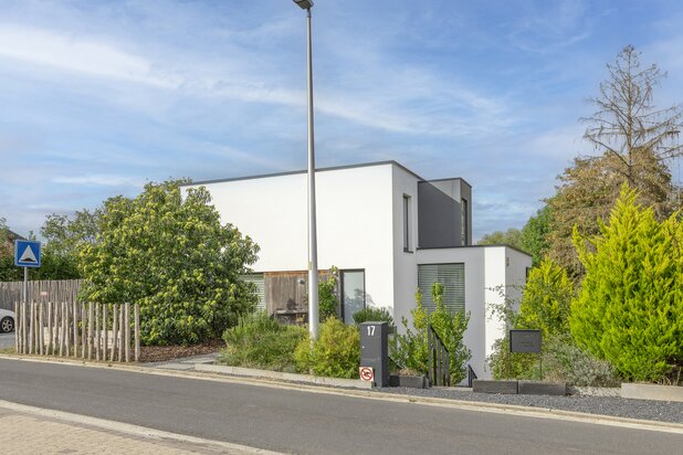 Energiezuinige villa met praktijk, zwembad en tuinkantoor.