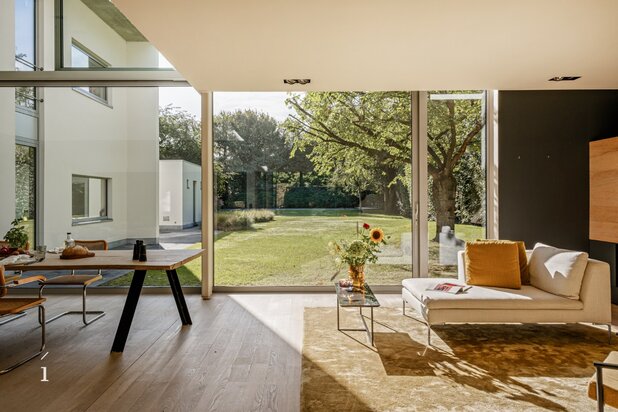 Discreet gelegen modernistische villa met gastenverblijf