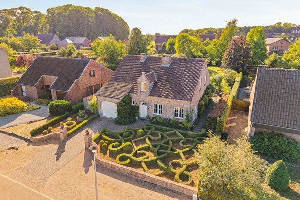 Degelijke op te frissen vrijstaande gezinswoning op een terrein van 1130m² te Halen.
