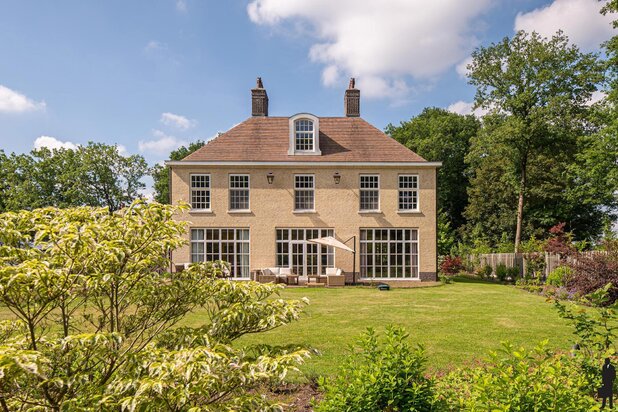 Villa in Engelse stijl op perceel van 1.989m²