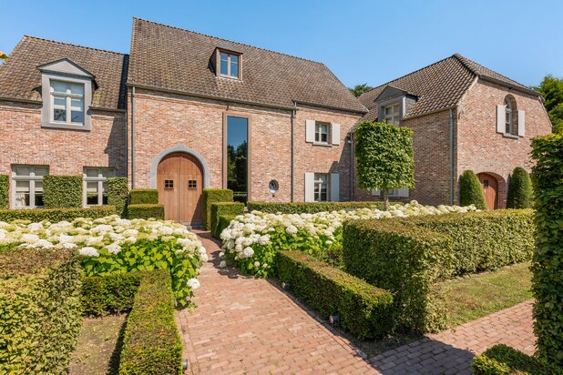 Villa van 600 m² met o.a. 4 slpk. en 3 badk.