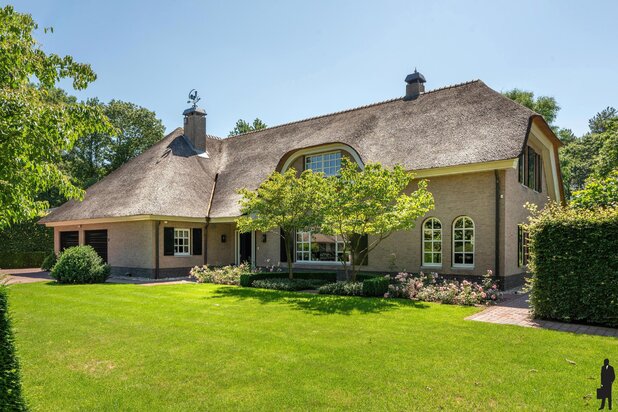 Rietgedekte villa met bijgebouw in Engelse stijl op 3.080m²