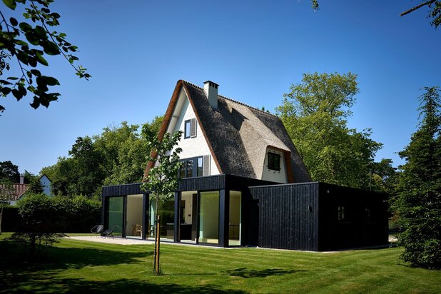 Te koop, tip top gerenoveerde villa met rieten dak