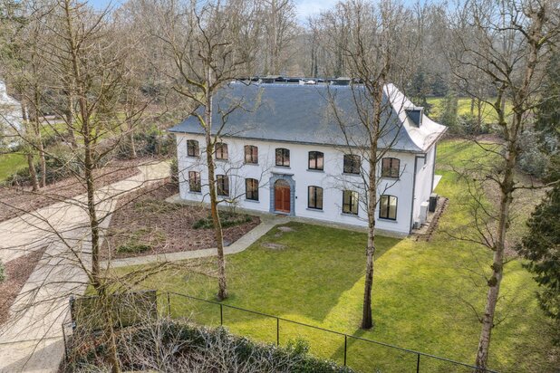 Luxe villa op ca. 3.628 m² met zwembad